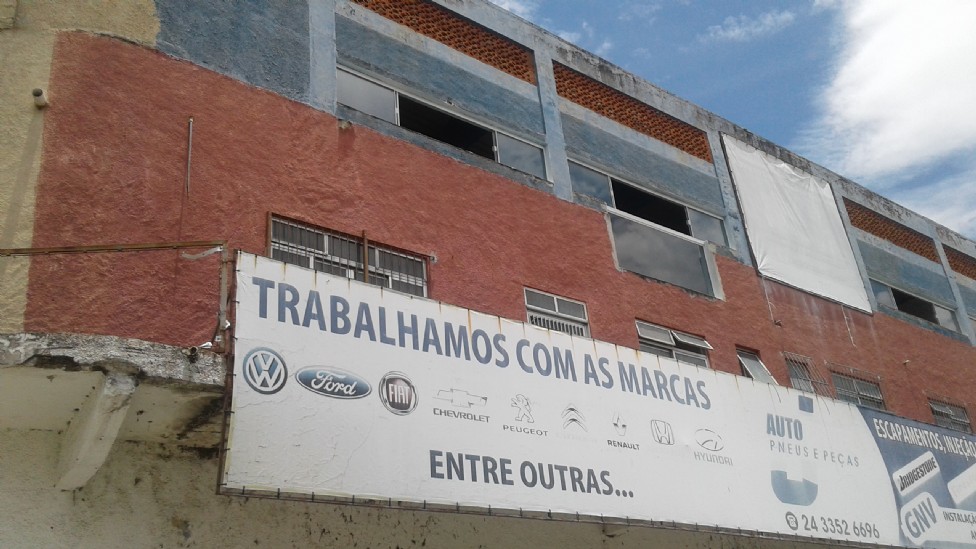 IMÓVEL COMERCIAL EM ITATIAIA - TERRENO COM ÁREA APROXIMADA DE 1.000m², com frente para faixa de domínio da RODOVIA PRESIDENTE DUTRA - um prédio com 03 andares, localizado em Itatiaia - RJ
