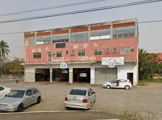 IMÓVEL COMERCIAL EM ITATIAIA - TERRENO COM ÁREA APROXIMADA DE 1.000m², com frente para faixa de domínio da RODOVIA PRESIDENTE DUTRA - um prédio com 03 andares, localizado em Itatiaia - RJ
