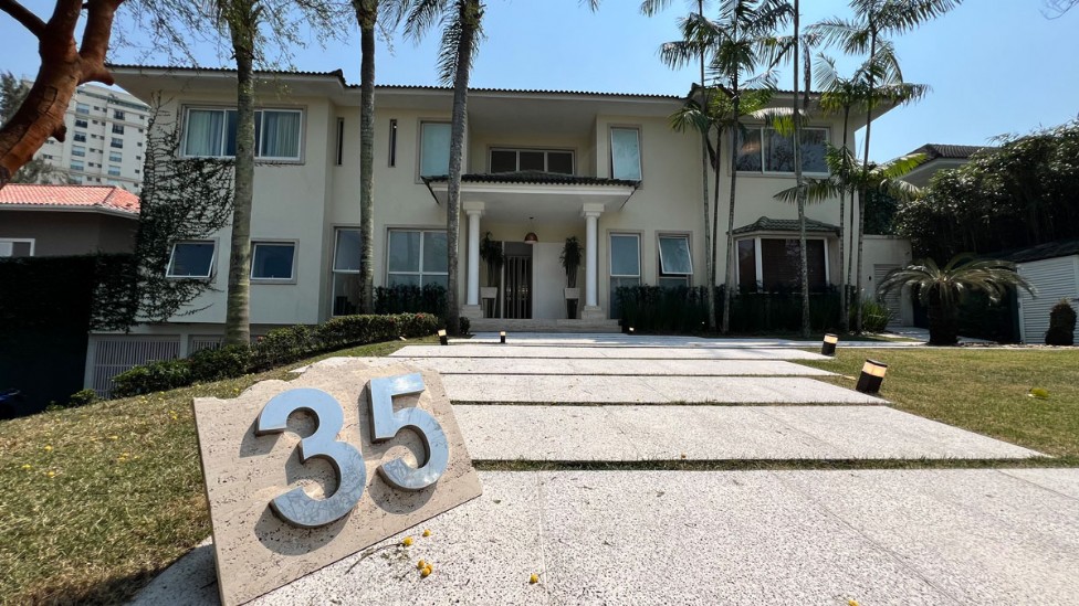 RESIDÊNCIA CINEMATOGRÁFICA NA BARRA DA TIJUCA/RJ - CONDOMÍNIO MALIBU - RUA MESQUITINHA Nº 35 - 827,00m² DE ÁREA CONSTRUÍDA, localizado em Rio De Janeiro - RJ