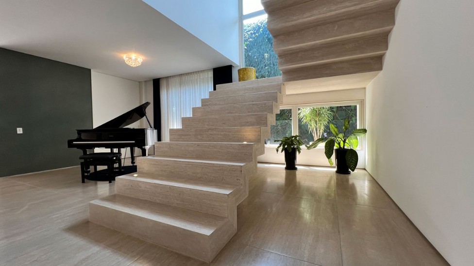 RESIDÊNCIA CINEMATOGRÁFICA NA BARRA DA TIJUCA/RJ - CONDOMÍNIO MALIBU - RUA MESQUITINHA Nº 35 - 827,00m² DE ÁREA CONSTRUÍDA, localizado em Rio De Janeiro - RJ