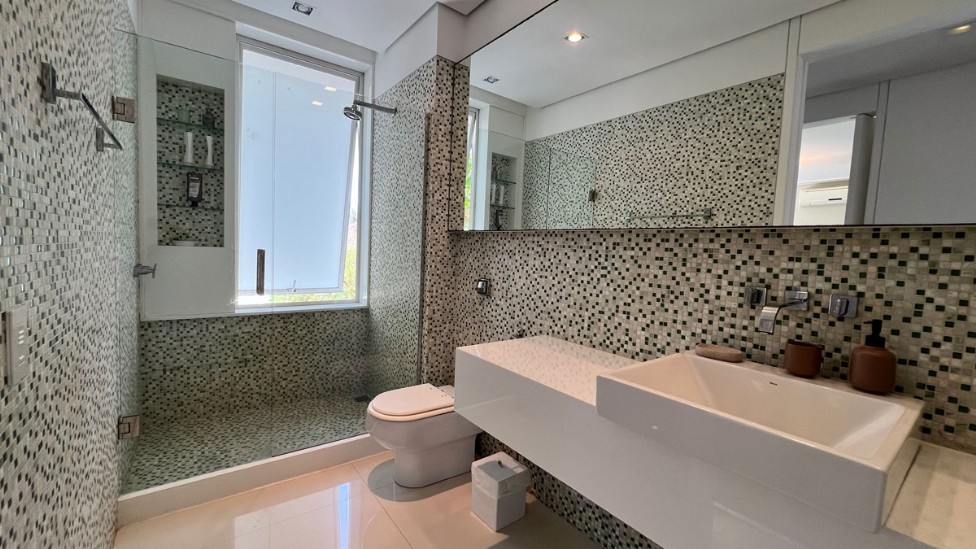 RESIDÊNCIA CINEMATOGRÁFICA NA BARRA DA TIJUCA/RJ - CONDOMÍNIO MALIBU - RUA MESQUITINHA Nº 35 - 827,00m² DE ÁREA CONSTRUÍDA, localizado em Rio De Janeiro - RJ