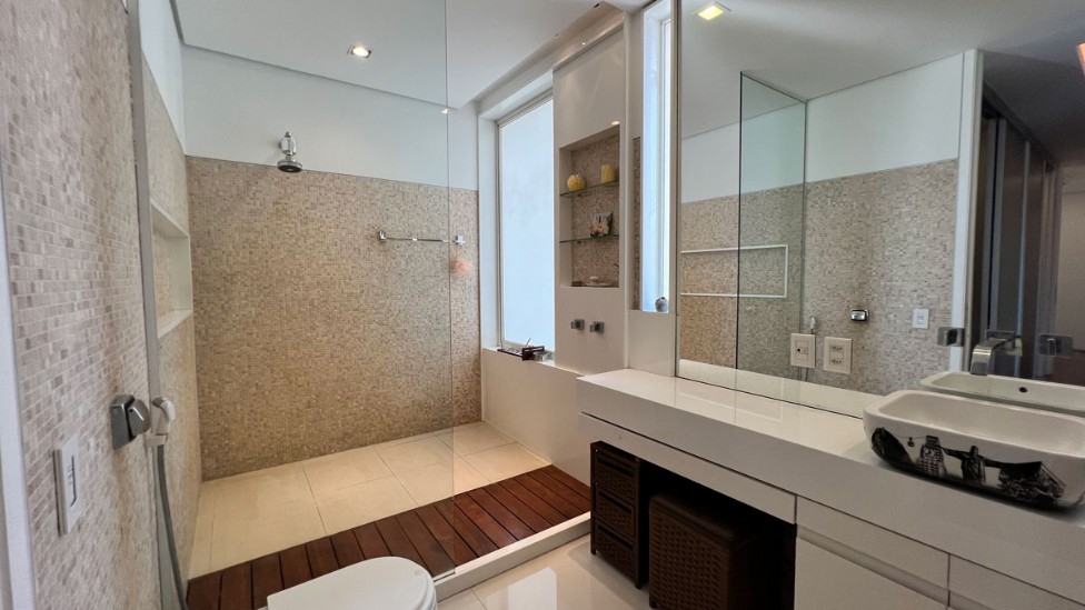 RESIDÊNCIA CINEMATOGRÁFICA NA BARRA DA TIJUCA/RJ - CONDOMÍNIO MALIBU - RUA MESQUITINHA Nº 35 - 827,00m² DE ÁREA CONSTRUÍDA, localizado em Rio De Janeiro - RJ