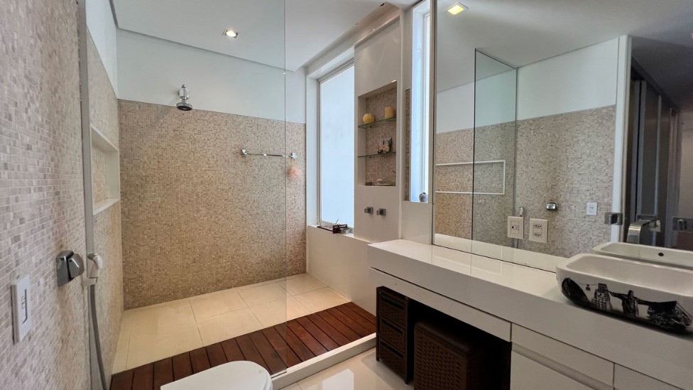 RESIDÊNCIA CINEMATOGRÁFICA NA BARRA DA TIJUCA/RJ - CONDOMÍNIO MALIBU - RUA MESQUITINHA Nº 35 - 827,00m² DE ÁREA CONSTRUÍDA, localizado em Rio De Janeiro - RJ