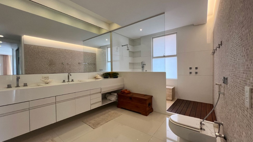 RESIDÊNCIA CINEMATOGRÁFICA NA BARRA DA TIJUCA/RJ - CONDOMÍNIO MALIBU - RUA MESQUITINHA Nº 35 - 827,00m² DE ÁREA CONSTRUÍDA, localizado em Rio De Janeiro - RJ
