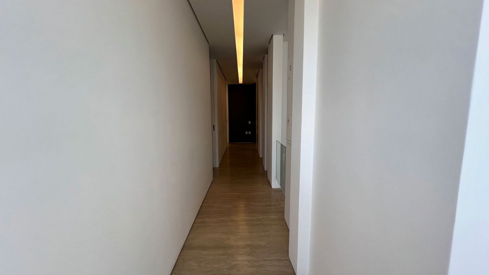 RESIDÊNCIA CINEMATOGRÁFICA NA BARRA DA TIJUCA/RJ - CONDOMÍNIO MALIBU - RUA MESQUITINHA Nº 35 - 827,00m² DE ÁREA CONSTRUÍDA, localizado em Rio De Janeiro - RJ
