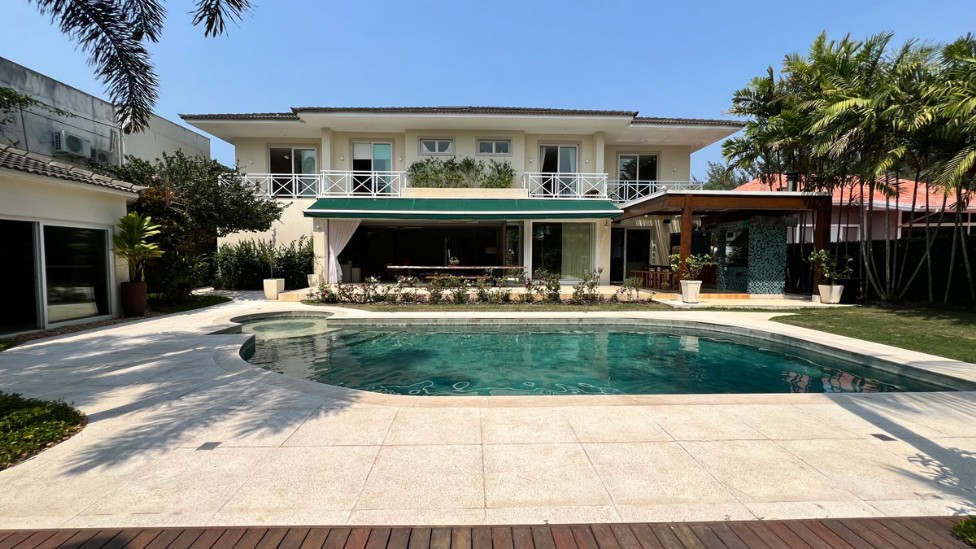 RESIDÊNCIA CINEMATOGRÁFICA NA BARRA DA TIJUCA/RJ - CONDOMÍNIO MALIBU - RUA MESQUITINHA Nº 35 - 827,00m² DE ÁREA CONSTRUÍDA, localizado em Rio De Janeiro - RJ