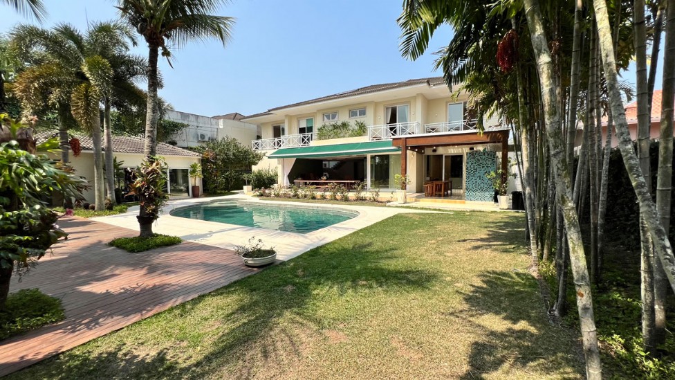 RESIDÊNCIA CINEMATOGRÁFICA NA BARRA DA TIJUCA/RJ - CONDOMÍNIO MALIBU - RUA MESQUITINHA Nº 35 - 827,00m² DE ÁREA CONSTRUÍDA, localizado em Rio De Janeiro - RJ